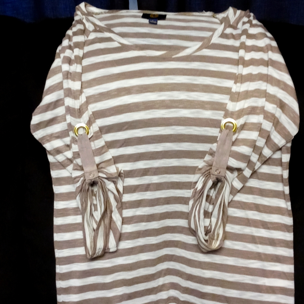 🤎🤍TAN AND WHITE STRIPED SHIRT🤎🤍